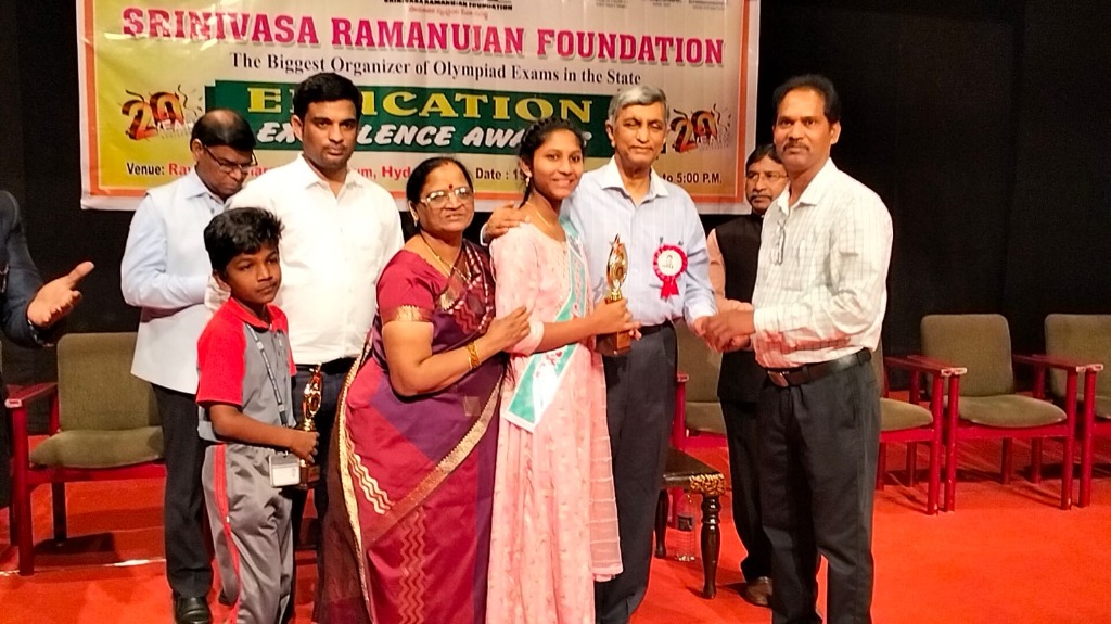 Gummalla Jayalekha receiving Ramanujan Award